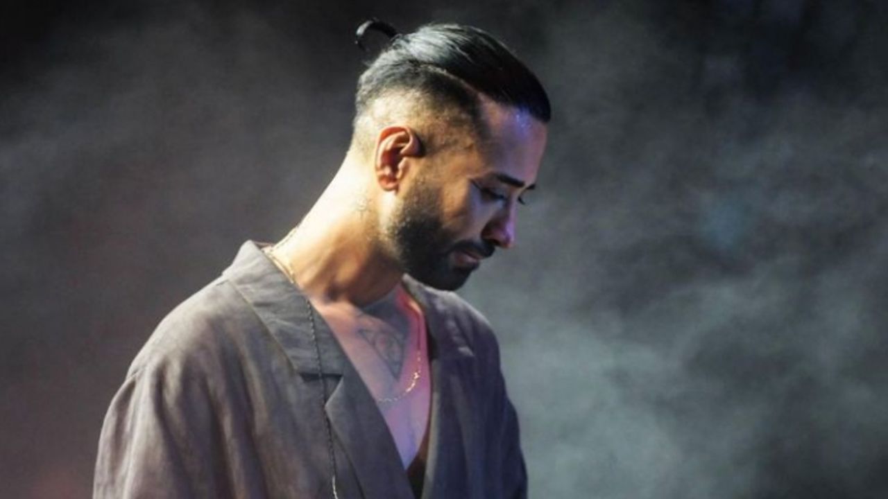 Ünlü şarkıcı konser yolunda kaza geçirdi!