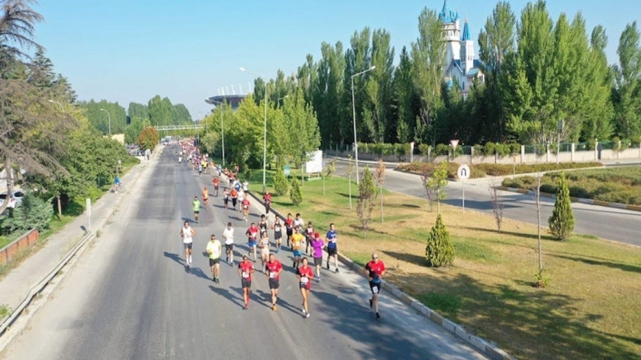 Yarı Maraton Koşusu'nda renkli görüntüler
