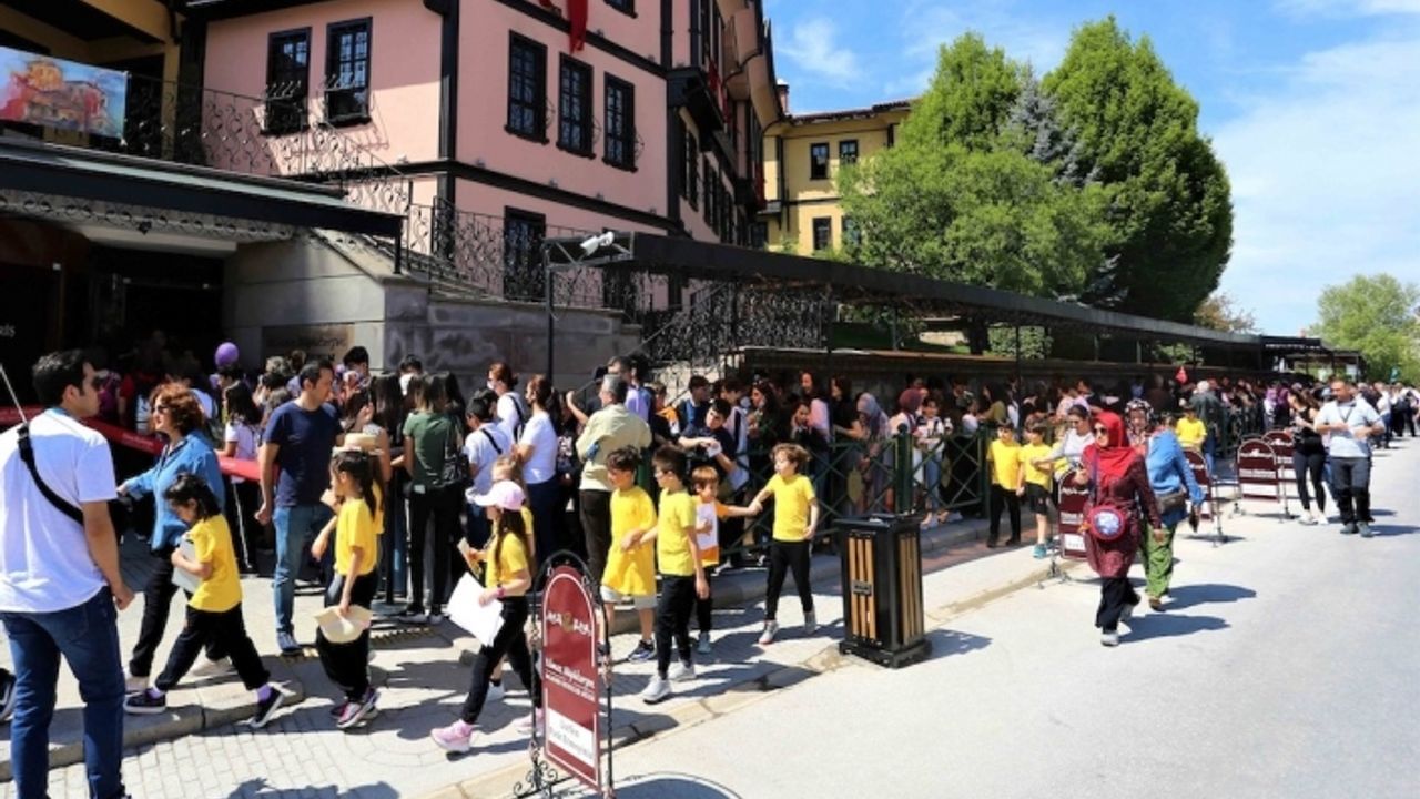 Bayram tatili Eskişehir'e yaradı! Turist yağdı