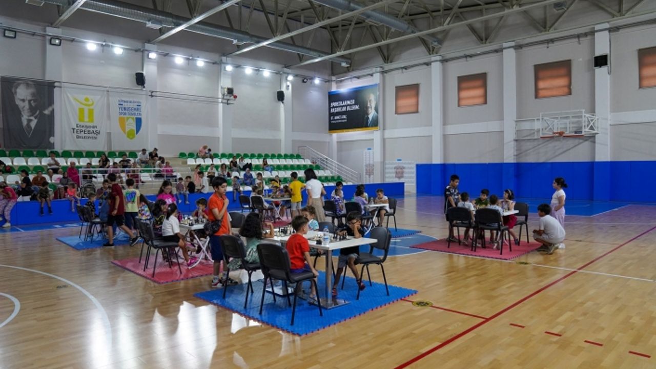 Minikler satranç turnuvasında kıyasıya mücadele etti