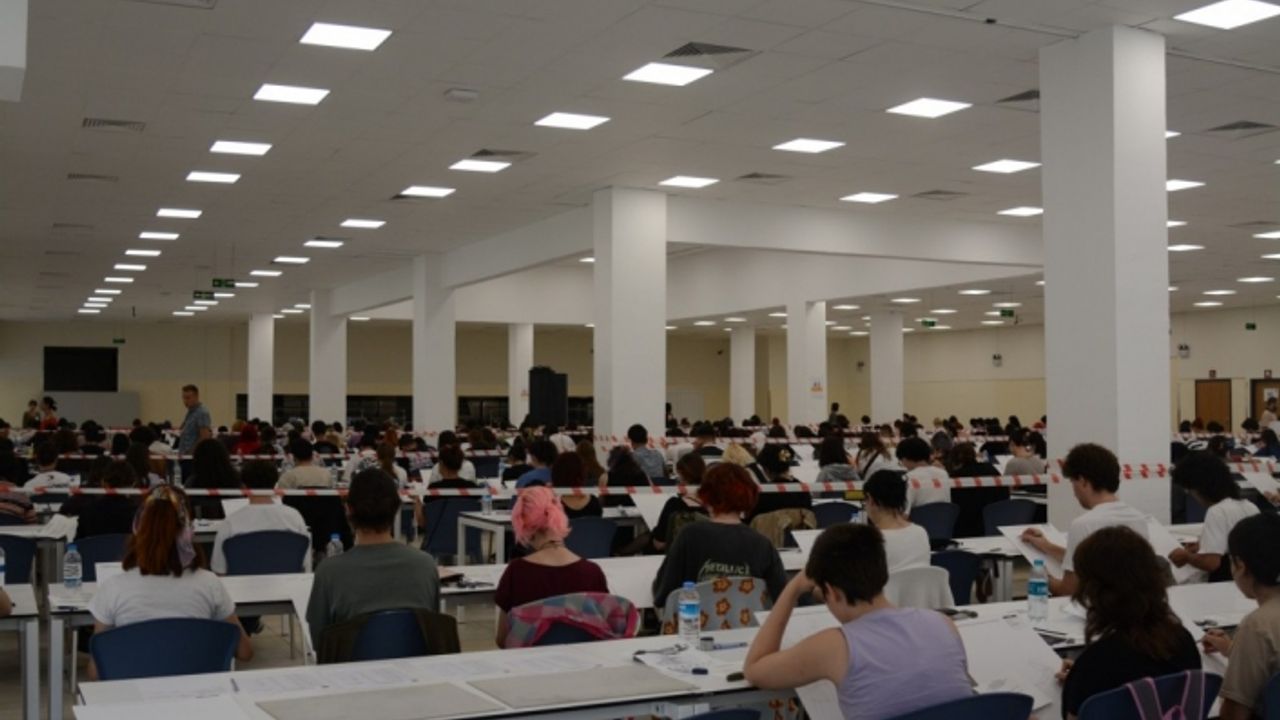 Öğrenciler Güzel Sanatlar Fakültesi yetenek sınavlarında ter döktü