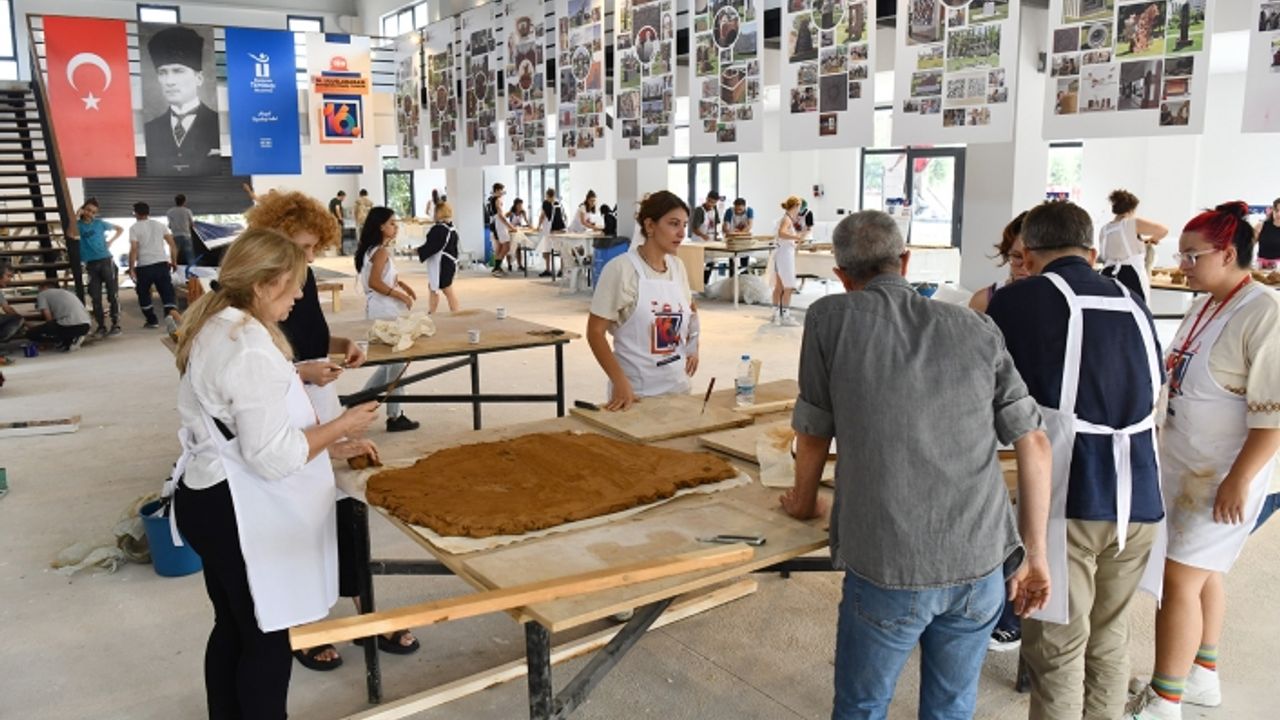 Sanatçılar yeni eserleri için kolları sıvadı