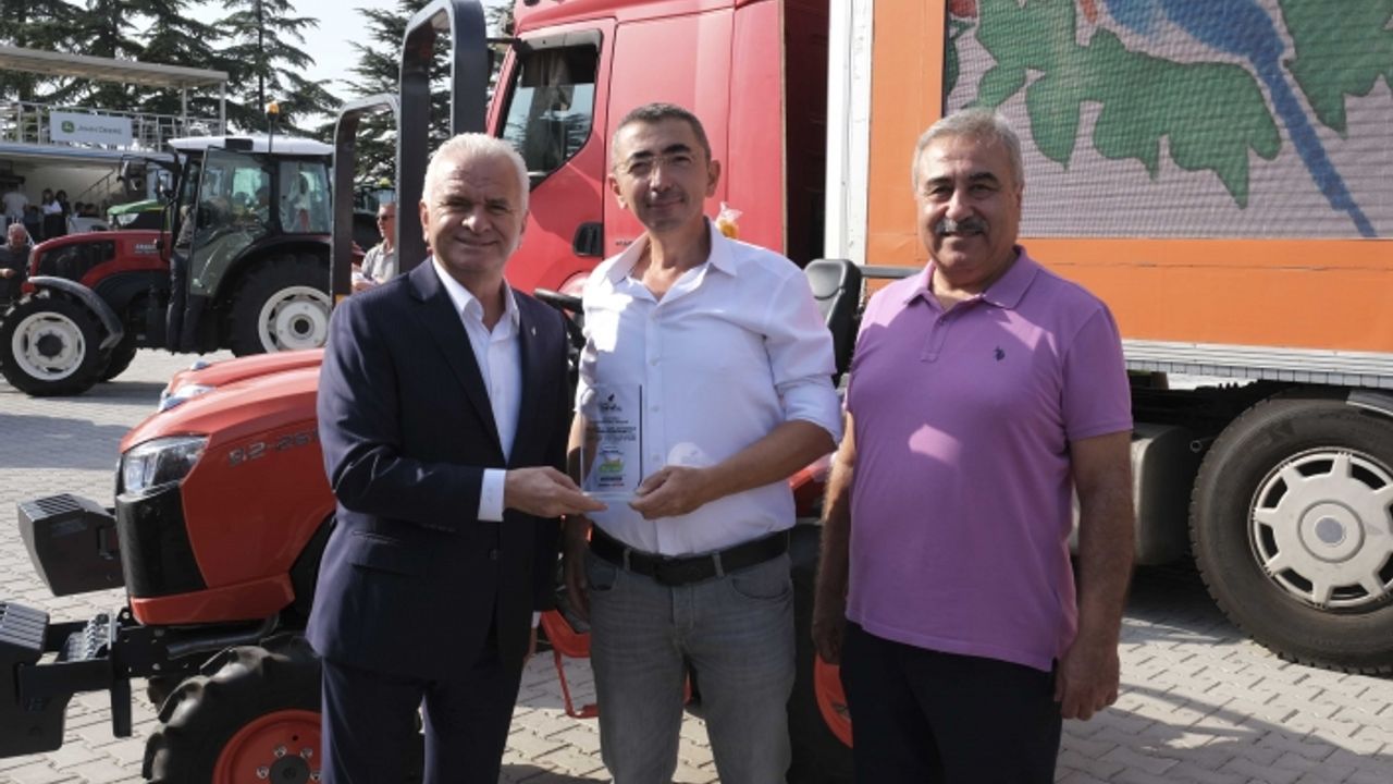 Tarım Fuarı'nda stand açan üyelere teşekkür plaketi