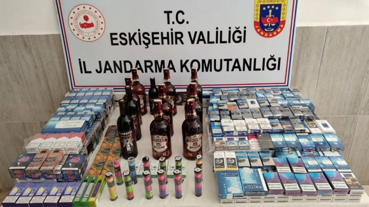 Kaçak alkol ve sigara tacirlerine operasyon