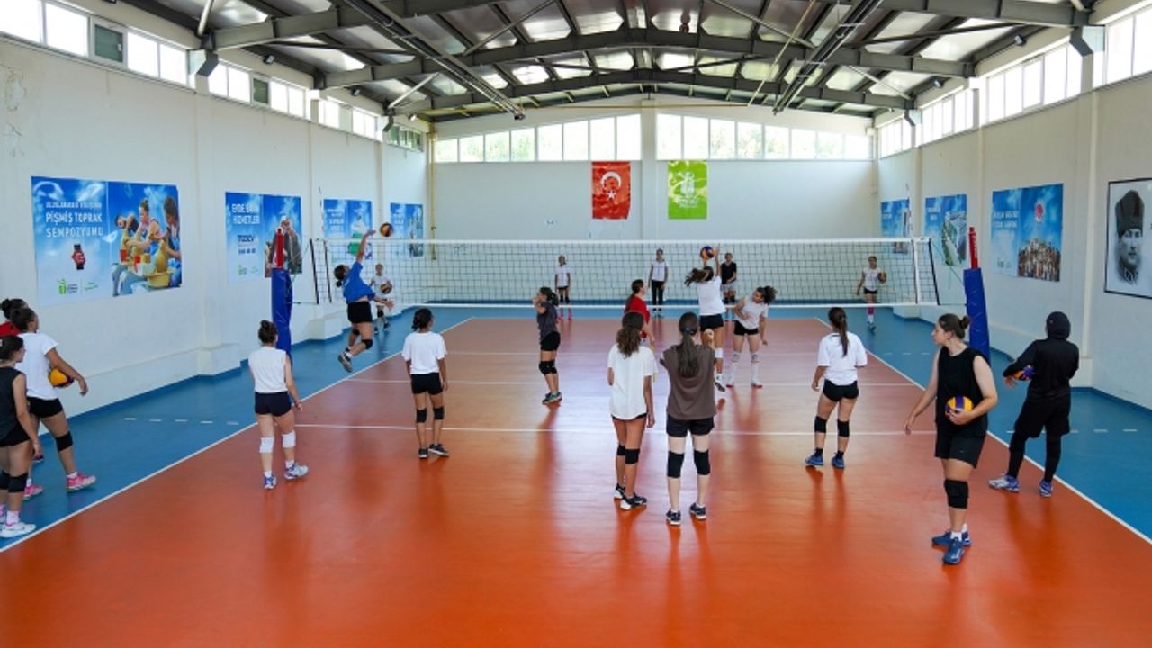Kız Voleybol Takımı ligde Eskişehir'i temsil etmeye hazır