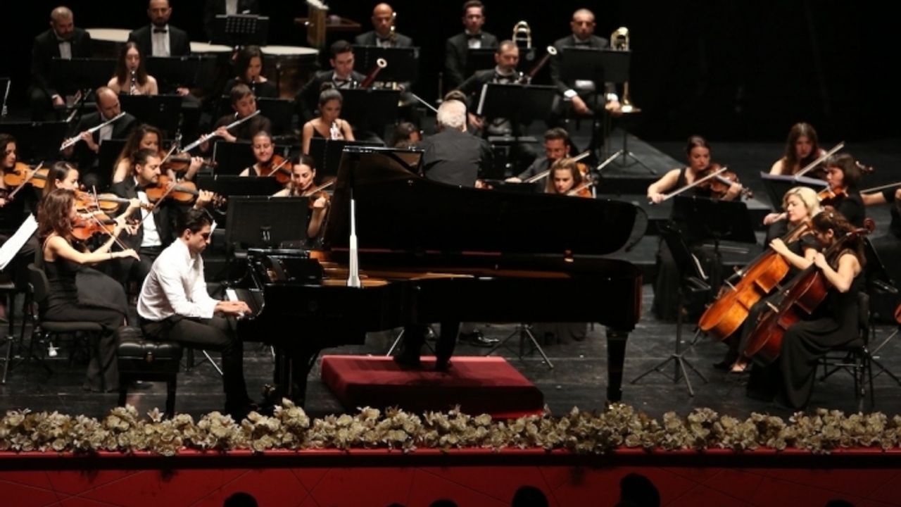Senfoni Orkestrası'ndan etkileyici konser