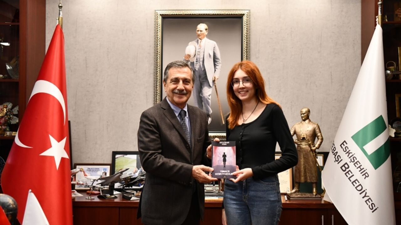 Arya Özgü Kara kaleme aldığı kitabını Başkan Ataç'a hediye etti