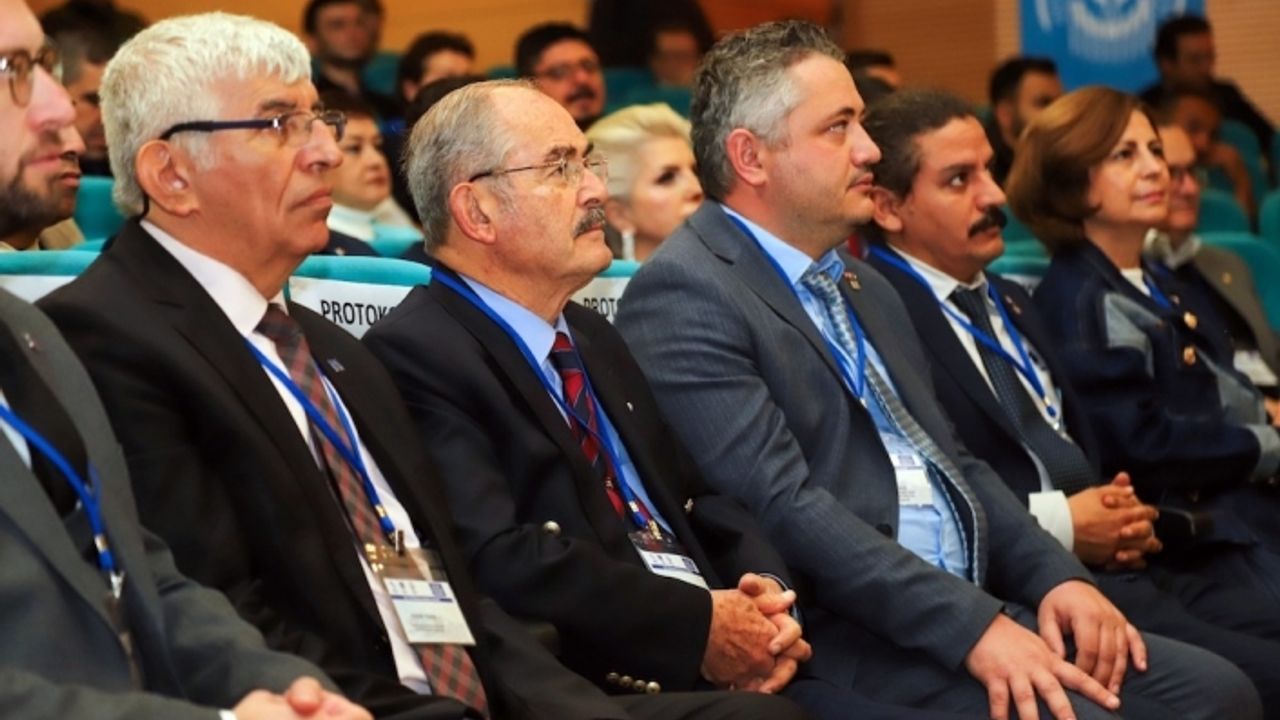 Büyükerşen Raylı Sistemler Kongresi'ne katıldı