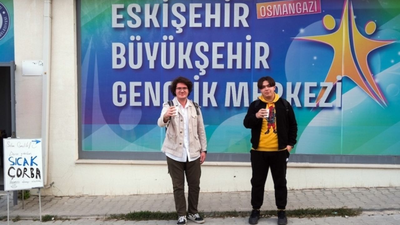 Büyükşehir Osmangazi Gençlik Merkezi'nden öğrencilere sıcacık çorba ikramı
