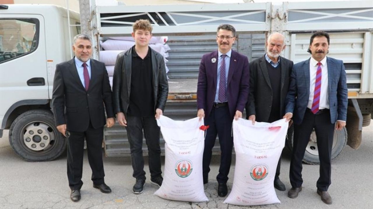 İlk hasadını yapan genç çiftçiye destek