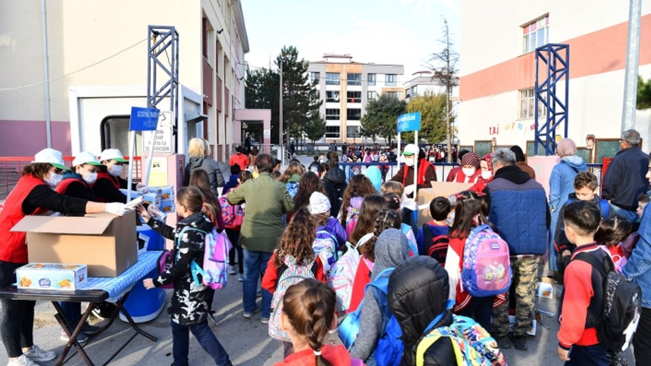 İlkokul öğrencilerine beslenme desteği sürüyor