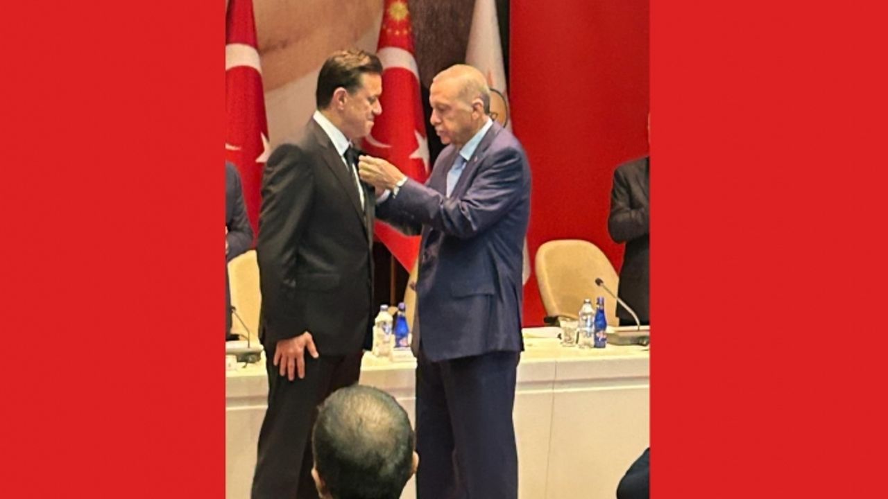 Nebi Hatipoğlu'nun rozetini Erdoğan taktı
