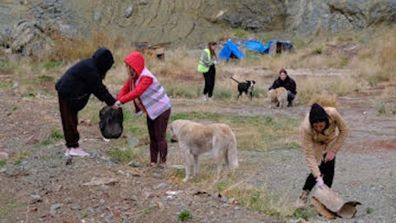 'Patilere El Uzat' etkinliğinde sokak hayvanları beslendi