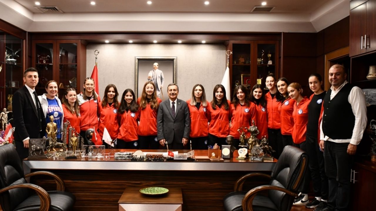 Şampiyon gençler Başkan Ataç'ı ziyaret etti