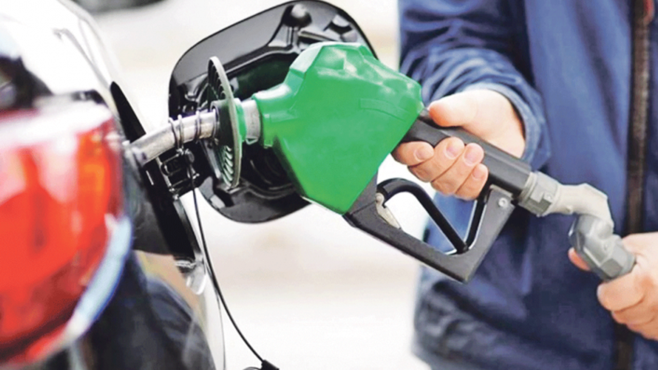 Akaryakıtta indirim üstüne indirim! Benzin ve motorin fiyatları düşüşe geçti