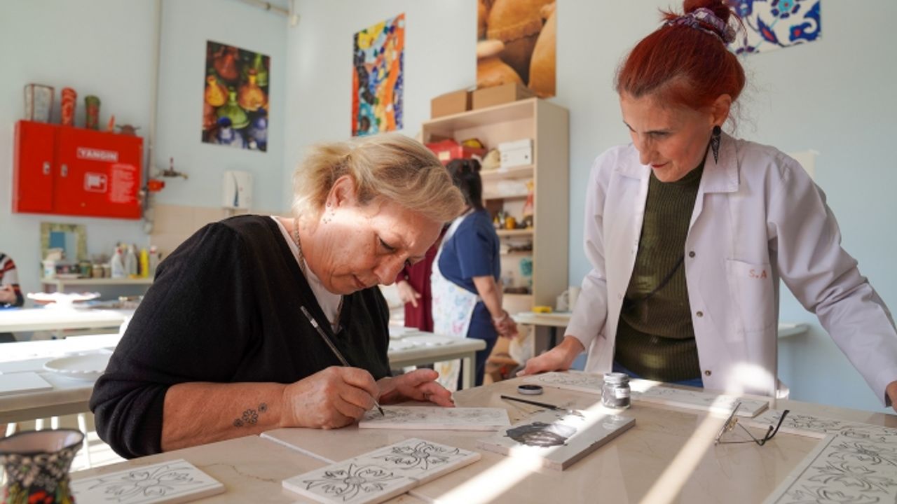 Çini kursu ile hem sosyalleşiyor hem de aile bütçelerine katkı sağlıyorlar
