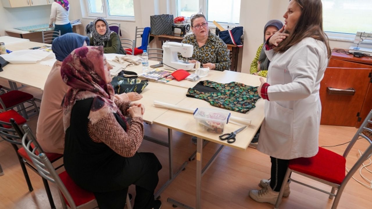 Sosyalleşirken ev ekonomisine de katkı sağlıyorlar