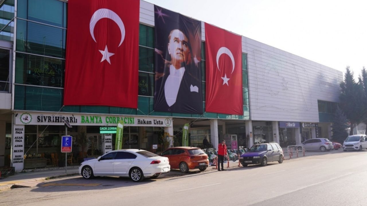 Tepebaşı Türk bayrakları ve Atatürk posterleriyle donatıldı