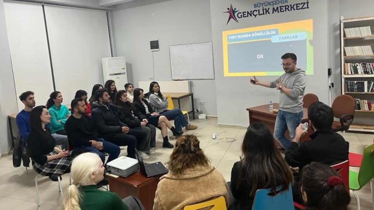 'Türkiye ve Avrupa'da Gönüllülük' söyleşisi düzenlendi
