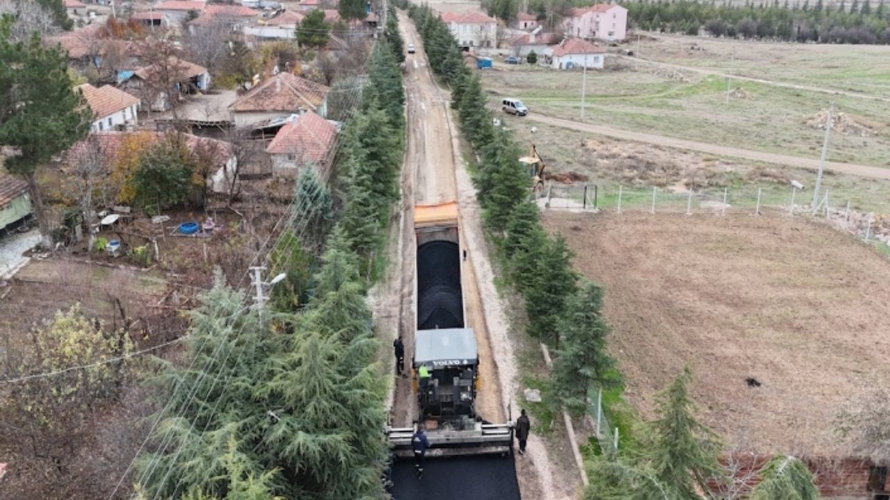 Yunus Emre Mahallesi'nde yol yapım çalışması