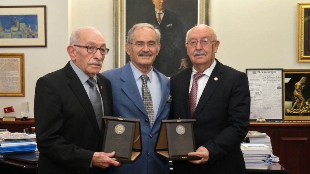 Büyükerşen'den başarılı muhtarlara teşekkür plaketi