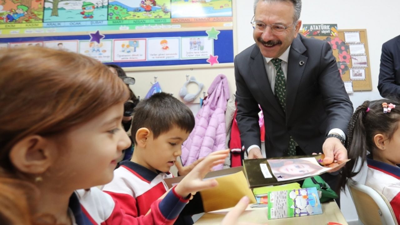 Vali Aksoy öğrencilerin karne heyecanına ortak oldu