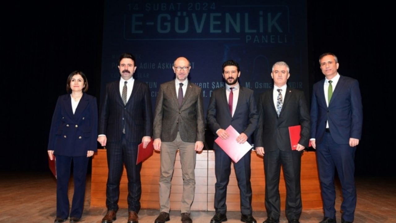 Anadolu Üniversitesi'nde E-Güvenlik Paneli düzenlendi