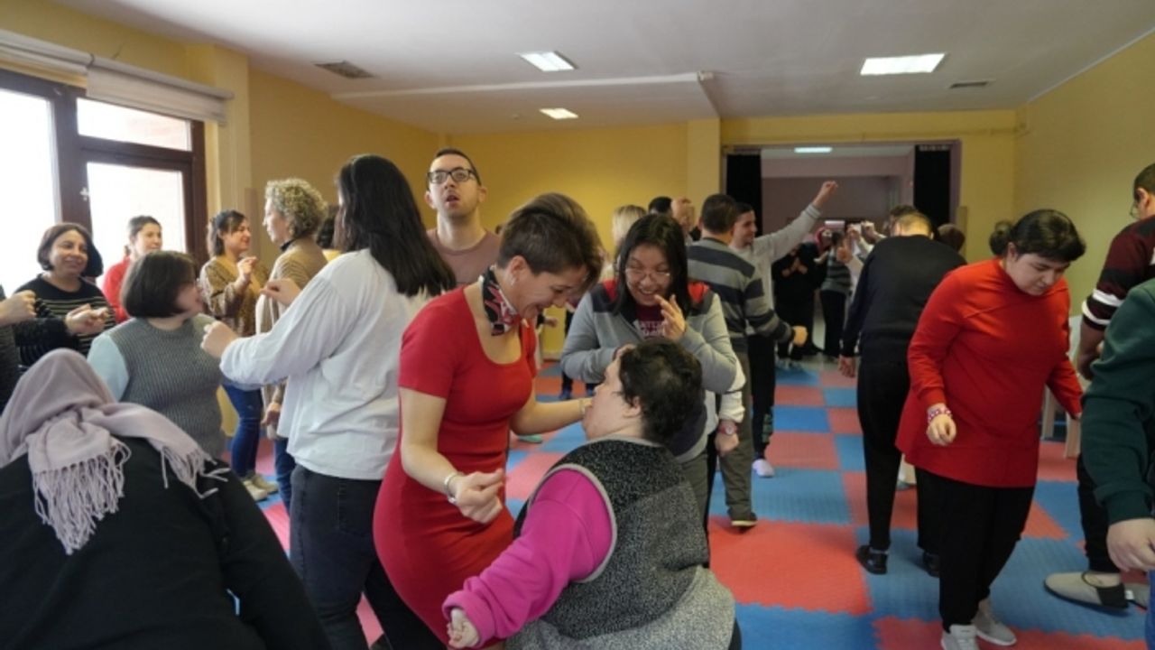 Özel bireylerle eğlence dolu farkındalık buluşması