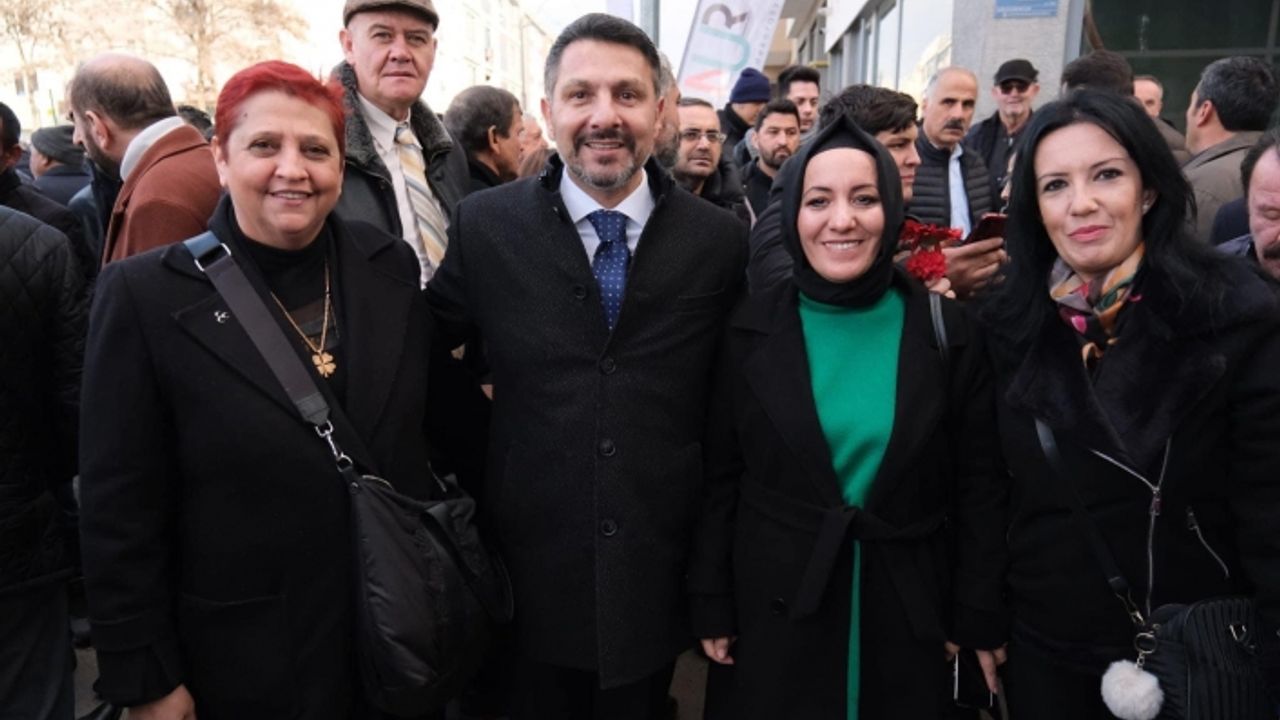 Yüzügüllü ilk seçim ofisini Çamlıca Mahallesi'ne açtı