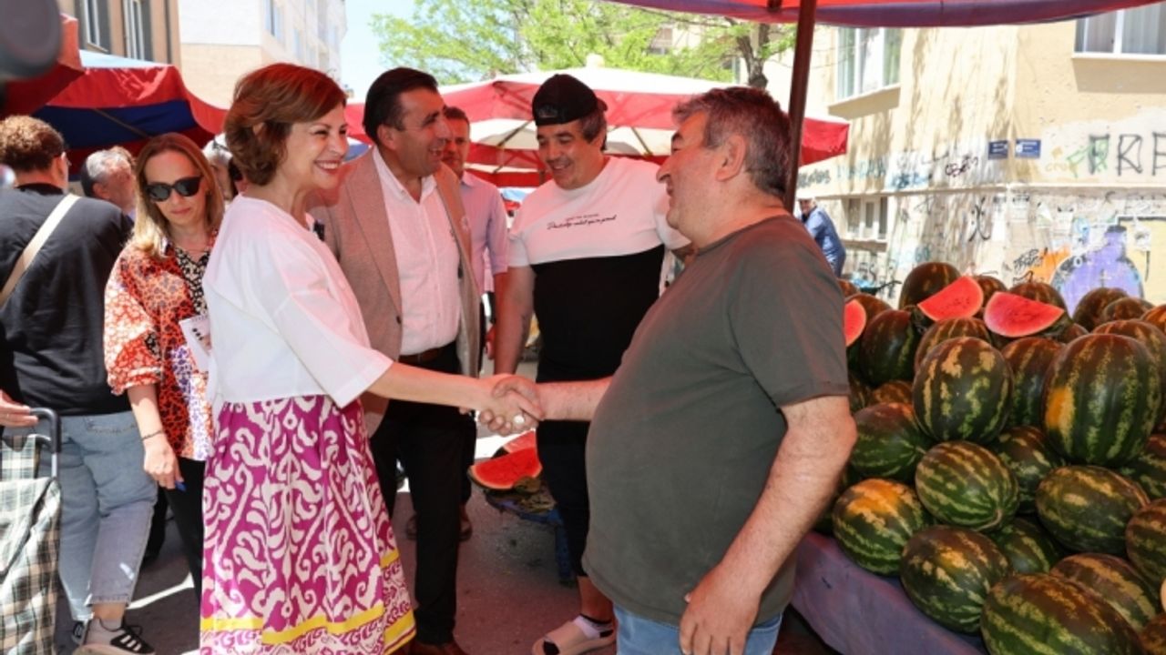Başkan Ünlüce'den semt pazarı ziyareti