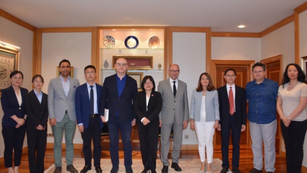 Çin Açık Üniversitesinden Anadolu Üniversitesine ziyaret