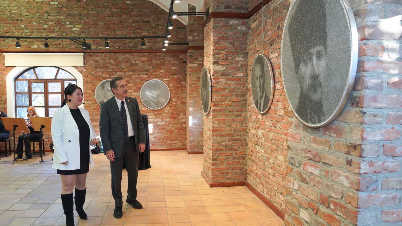 String Art Atatürk Sergisi törenle açıldı