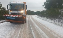 Büyükşehir Belediyesi karla kaplanan yolları tuzladı