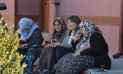 Emine Nur Günay vatandaşla iç içe
