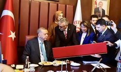 Kadir Bozkurt, Erdoğan'a Ertuğrul Gazi kılıcı hediye etti