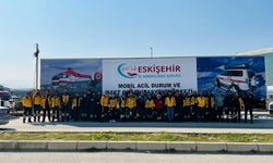 Afet bölgesinde görev yapan sağlık ekipleri yaraları sarıyor