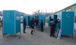 Belediyenin hazırladığı seyyar tuvaletler deprem bölgesine yerleştiriliyor