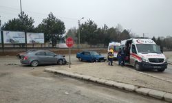 Bu kaçıncı kaza! İki otomobil kafa kafaya çarpıştı: 4 yaralı