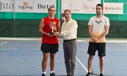 Tenis Turnuvasının kazananları kupayı kaldırdı