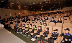 “Az Teknoloji Çok Huzur” tiyatrosu öğrencilere sahnelendi