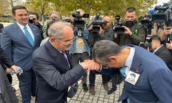 Özgür Özel Büyükerşen'in elini öptü