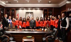 Şampiyon gençler Başkan Ataç'ı ziyaret etti