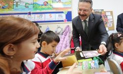Vali Aksoy öğrencilerin karne heyecanına ortak oldu