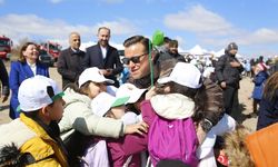 Hatipoğlu ve öğrenciler 8 bin fidanı toprakla buluşturdu