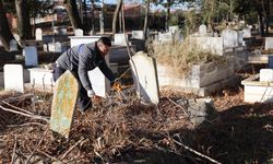 Mezarlıklarda temizlik ve bakım çalışmaları sürüyor