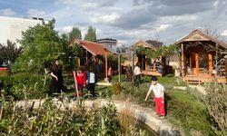 Çocuklar atölyeler sayesinde doğa ile iç içe oluyor