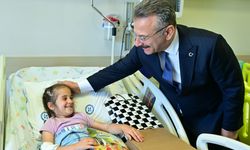 Tedavi gören öğrenciler karnelerini Vali Aksoy'un elinden aldı