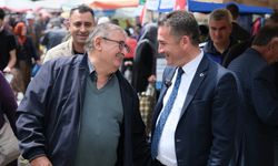 Başkan Dökmeci, halk pazarında ilçe vatandaşları ve esnafla buluştu