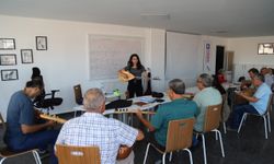 Deneyimli vatandaşlar bağlama çalmayı öğreniyor