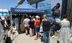 Odunpazarı Belediyesi'nden Çarşamba Pazarı'nda aşure dağıtımı